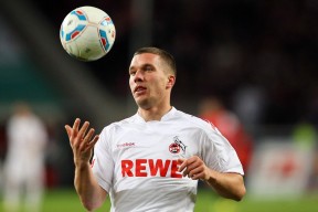 爱游戏官方网站-唐卡斯特边中结合奏效，贝尔维球场盼一扫阴霾，唐卡斯特披萨