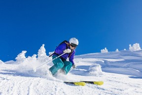 爱游戏下载-亚洲足球盛事持续进行，激烈对抗令球迷热血澎湃，亚洲足球赛事