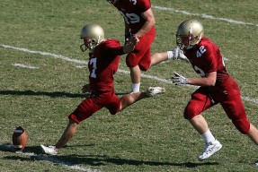 爱游戏综合娱乐-利物浦防守反击犀利，红军力保英超霸主地位，利物浦进攻战术