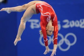 爱游戏官方-国足外籍教练团队优化战术体系，国足外籍教练有哪些人