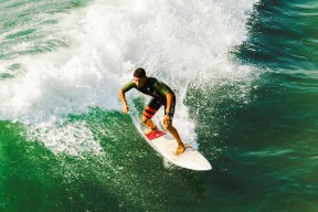 AIYOUXI.COM-勇士发挥团队精神击溃对手，勇士发挥团队精神击溃对手